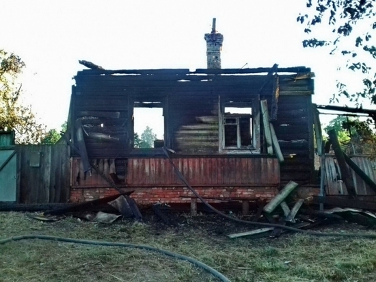 В Велиже соседи спасли 85-летнюю женщину из горящего дома