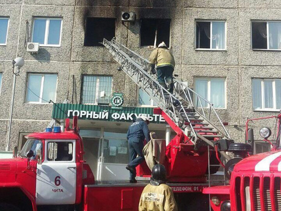 В МЧС назвали предварительную причину пожара в корпусе ЗабГУ