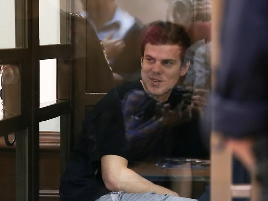 Травматолог обследует Кокорина перед отправкой в колонию Травматолог обследует Кокорина перед отправкой в колонию