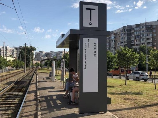 В Краснодаре сменят стиль трамвайных остановок: тестовый образец установили в ЮМР