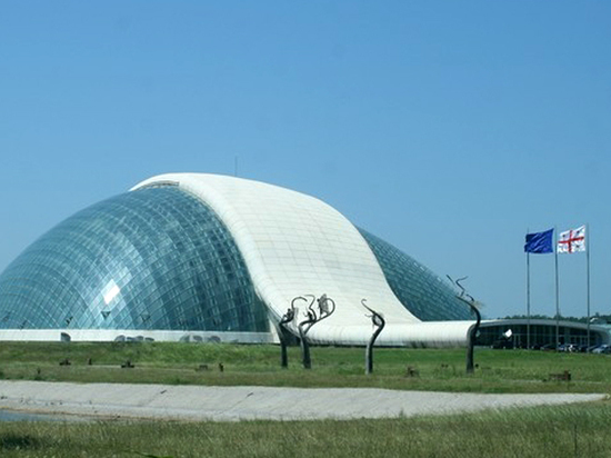В 1989-м при разгоне многотысячного митинга здесь погибло 19 человек
