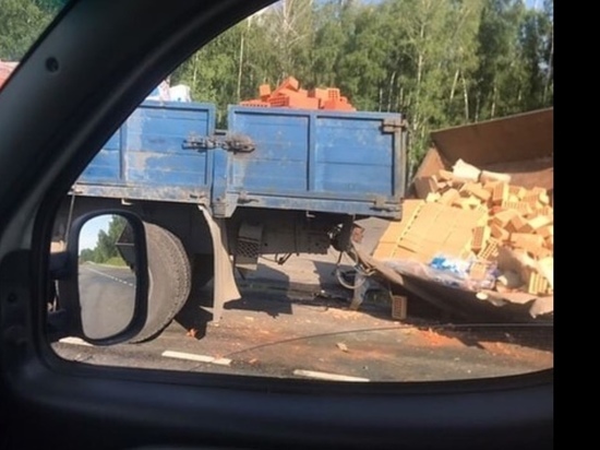 На границе с Тульской областью грузовик с кирпичами попал в ДТП