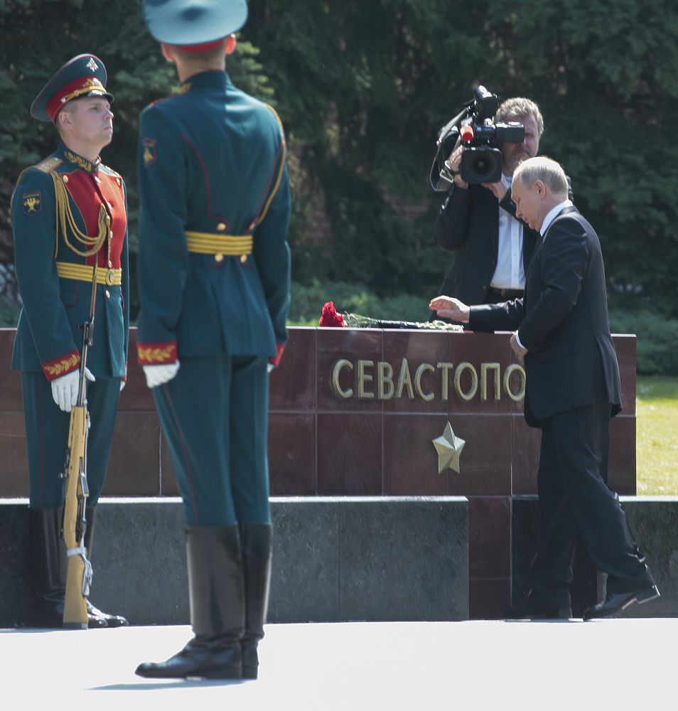 Путин, Медведев, Матвиенко, Володин возложили цветы к Могиле Неизвестного солдата