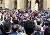 В Тбилиси недовольные участники протеста напали на съемочную группу телеканала "Россия 24"