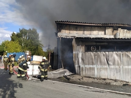 Столб дыма и хлопки: лакокрасочный цех загорелся в Екатеринбурге