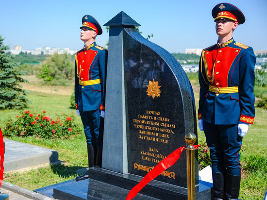 Памятный знак воинам-чеченцам открыли на главной высоте России