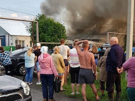 Из-за молнии жители частного дома в Топках остались без крыши над головой