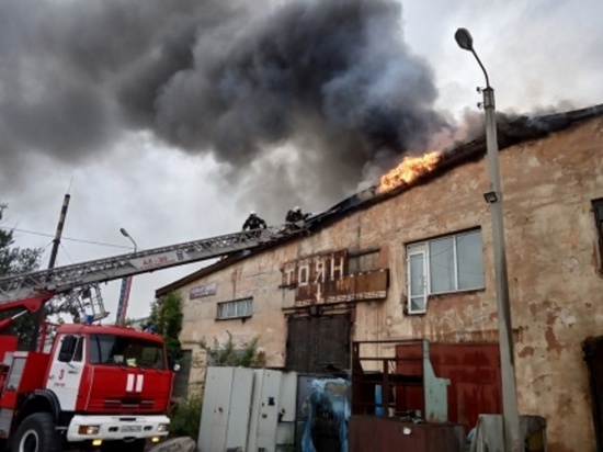 В Улан-Удэ горело производственное здание