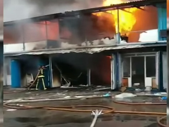 Пожар на китайском рынке в Уссурийске тушили 20 машин