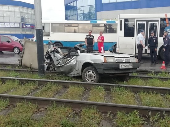 В Прокопьевске автомобиль стал грудой металла после столкновения со столбом: есть погибший