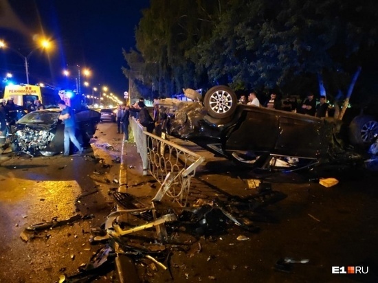Семь человек пострадало в ночном столкновении Skoda Octavia и Ford Mondeo в Екатеринбурге