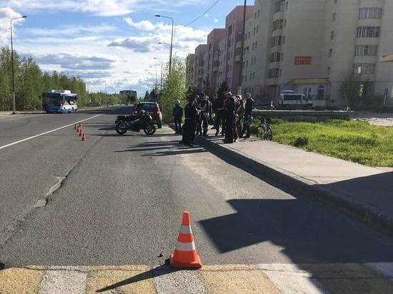 Мотоцикл отбросил наездника на иномарку в Надыме