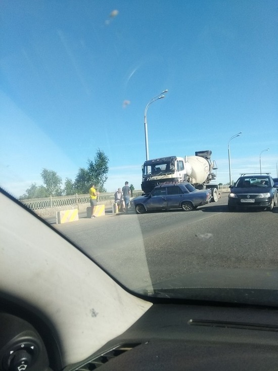 На Добрынинском мосту в Ярославле бетономешалка «снесла» «ВАЗ»
