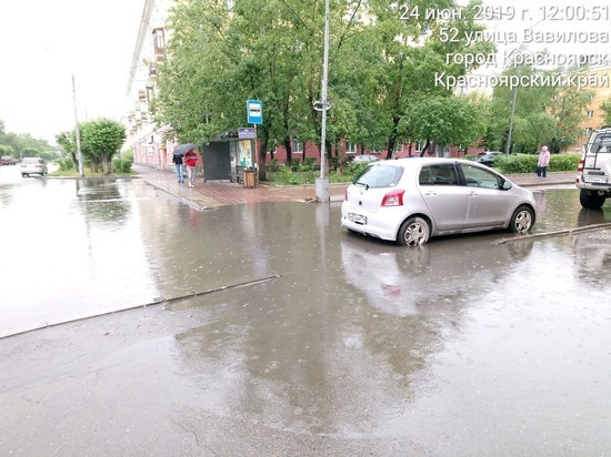 Утренний ливень затопил улицы Красноярска: где работает техника