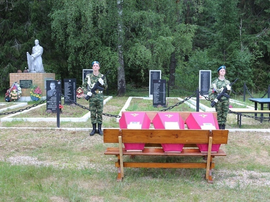 В Андреаполе Тверской области перезахоронили останки 24 воинов