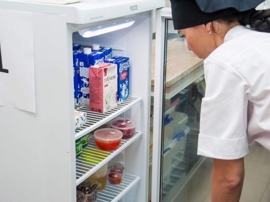 Названы способы, как эффективно избавиться от запаха в холодильнике