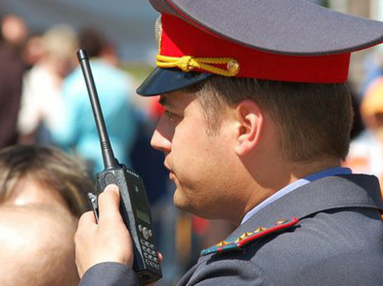 Калмыцкие полицейские  охраняют выпускников