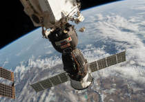 Три космонавта приземлились в Казахстане спустя семь месяцев полётов