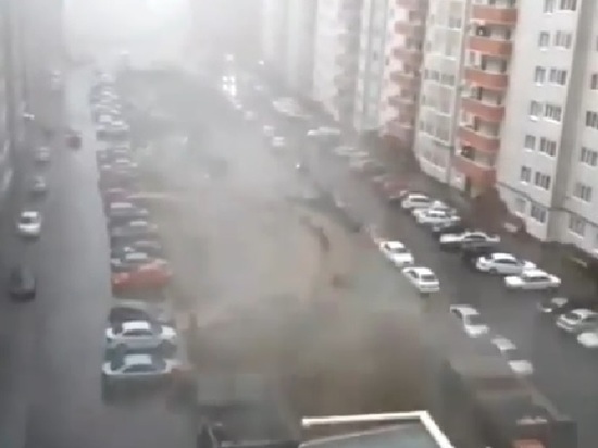 Ураган в Ставрополе помял иномарку мусорным баком Ураган в Ставрополе помял иномарку мусорным баком