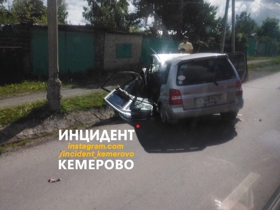  В Ягуновском посёлке легковушка смялась о столб