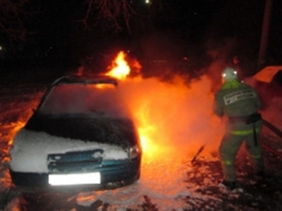 В ночных пожарах сгорели автомобиль и частный дом