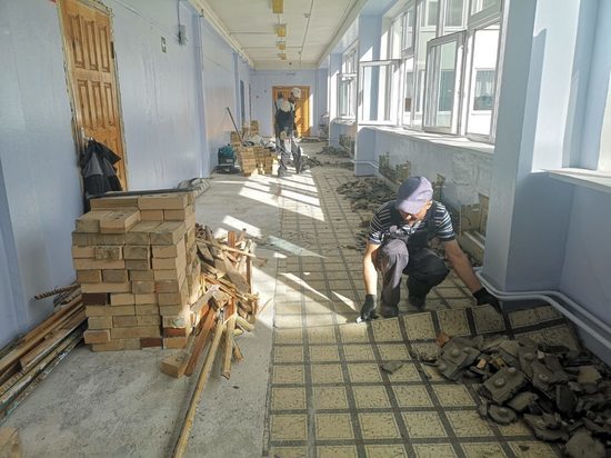 Алексей Романов проследил за ремонтом школы в Ноябрьске