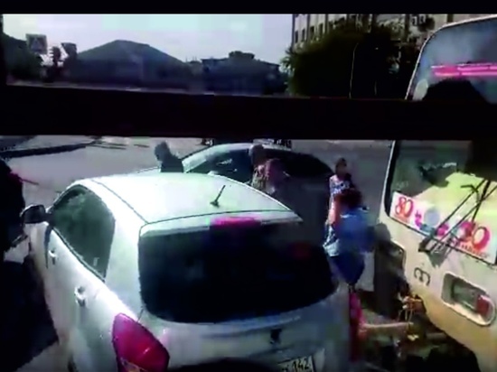 Принципиальный водитель трамвая наказал кемеровского водителя ударом в левый борт