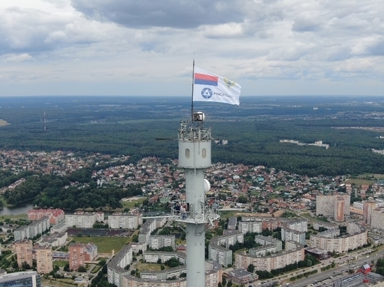 В Обнинске на высоту в 310 метров подняли флаги Росатома и Росгидромета