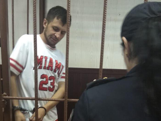 В суде Мурат Сабанов закрыл лицо руками