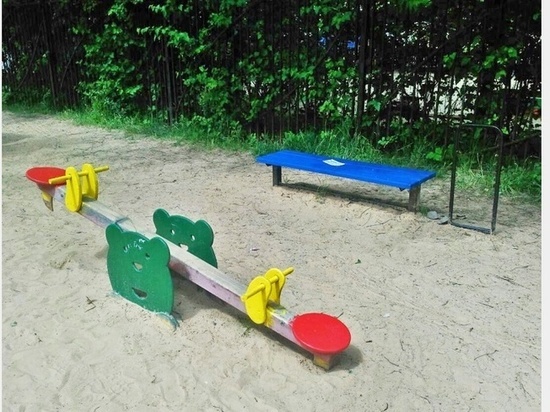 В Смоленске приводят в порядок детские игровые площадки