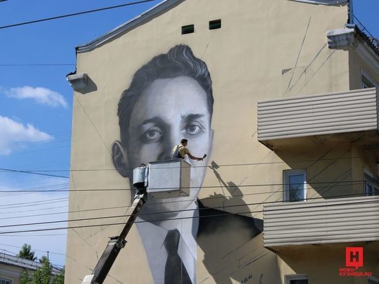В Новокузнецке на стене дома рисуют очередной большой портрет