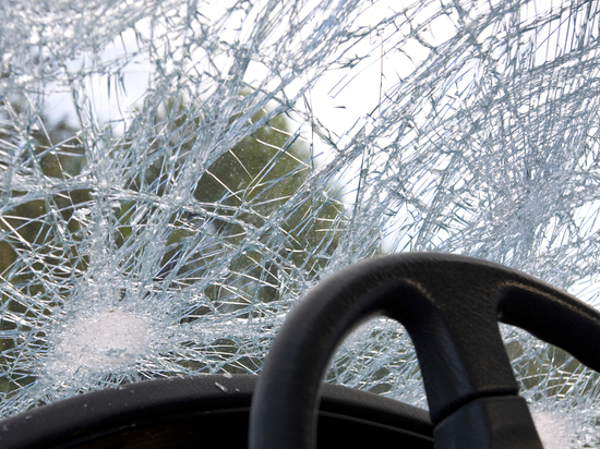 Конфликт двух девушек в Тверской области закончился разбитой машиной