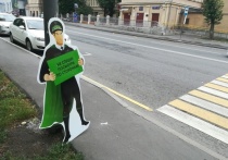 Супергерои напомнят москвичам о правилах безопасности на пешеходном переходе