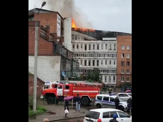 Из дома с горевшей крышей в Иркутске спасли 56 человек
