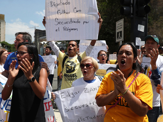 Сторонники Мадуро пресекли попытку мятежа
