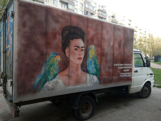 Петербуржец месяц пытается продать грузовичок с картинами Фриды Кало