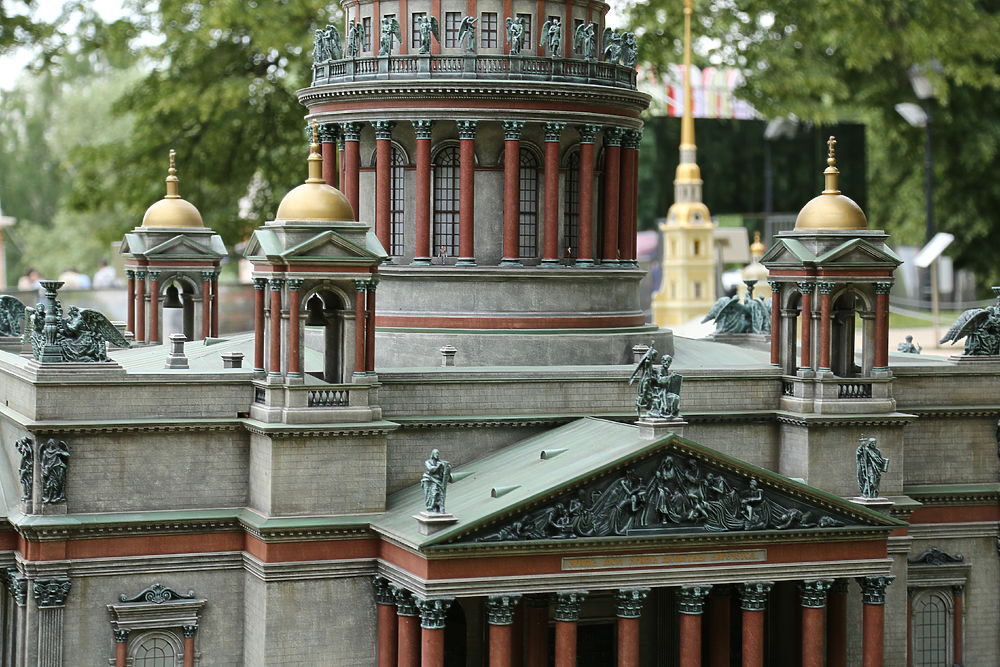 В Москве появились миниатюрные копии достопримечательностей Петербурга