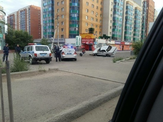 Автомобиль Mark встал на бок в микрорайоне "Царский" в Чите