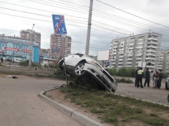 Водитель налетевшей на столб Toyota в Чите имеет признаки опьянения