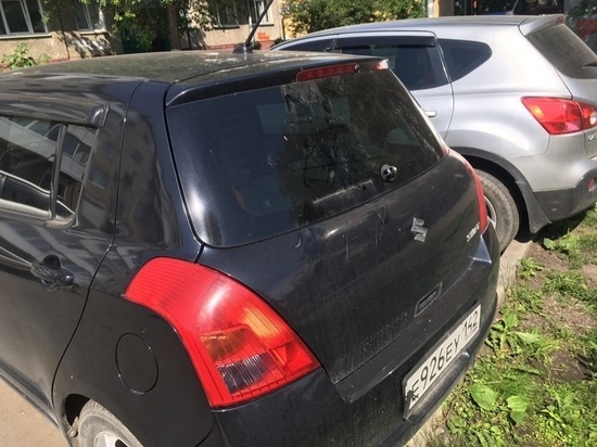 Кемеровчанин в чёрно-белой арафатке попытался разбить стекло автомобиля