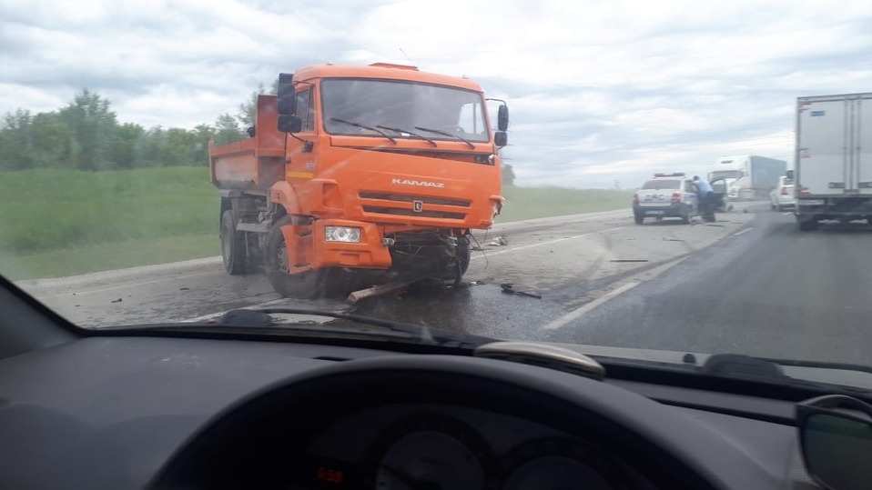 Трасса барнаул новосибирск сегодня. КАМАЗ фура на встречной полосе. КАМАЗ И легковушка под Ногинском. КАМАЗ И легковушка едут.