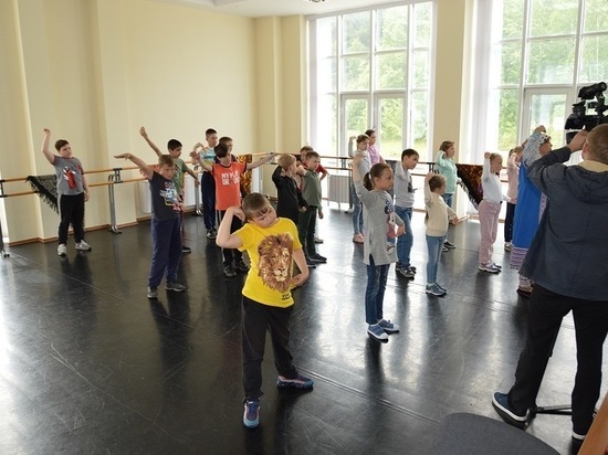 Дети Ханты-Мансийска научились танцевать «Куриньку»