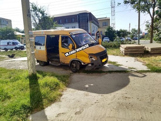 В Астрахани иномарка врезалась в маршрутку с пассажирами