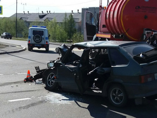 К месту ДТП цистерны и легковушки в Салехарде приехала скорая