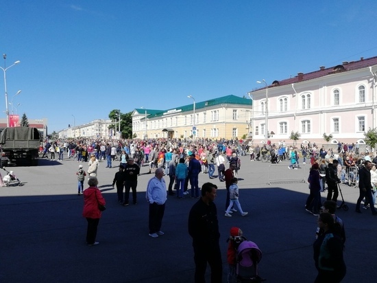 Тысячи петрозаводчан собрались посмотреть парад и гуляют сейчас по площади