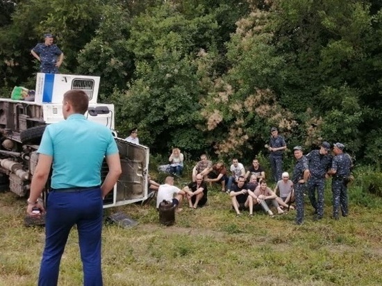 Автобус с заключенными перевернулся в Ростовской области