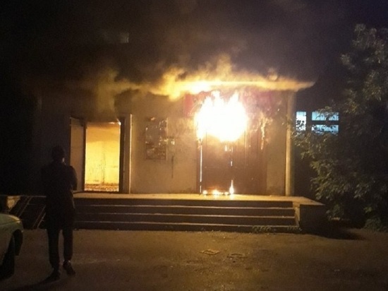 Екатеринбургское общежитие эвакуировали из-за пожара в магазине