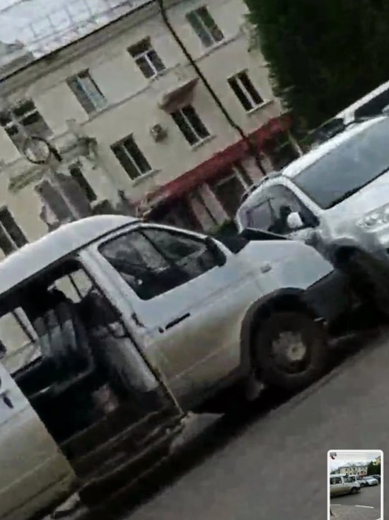 Соцсети: в Новомосковске в ДТП с маршруткой есть пострадавший