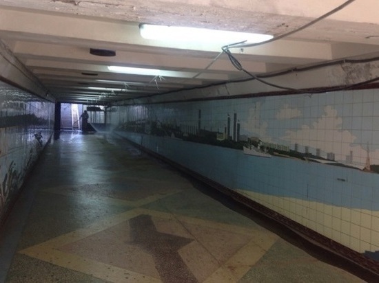 В  подземном переходе в центре Ростова, демонтировали все ларьки, скрывавшие мозаику