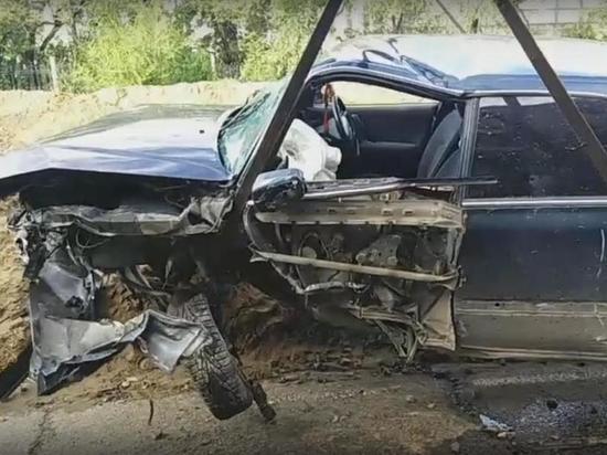 Toyota врезалась в бетонный блок возле раскопок в центре Читы